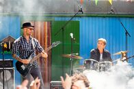 Löwenzahn – Der berühmte Rockstar Eric Laszlo (Jürgen Vogel) am Bauwagen. Was hat er mit Fritz (Guido Hammesfahr) und dessen Lampenfieber auf der Bühne zu tun?