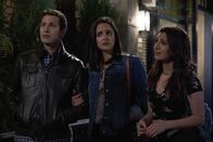 Brooklyn Nine-Nine – (v.l.n.r.) Jake Peralta (Andy Samberg); Amy Santiago (Melissa Fumero); Kate (Nasim Pedrad)