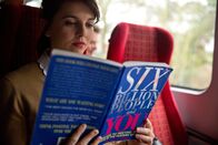Es ist kompliziert..! – Dieses Buch soll Jessica (Ophelia Lovibond) zu ihrem Traummann führen. Jedenfalls hat sie ein "Blind Date" unter der Uhr der Londoner Waterloo Station.
