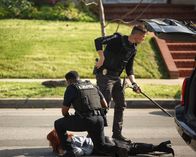 The Rookie – Officer Tim Bradford (Eric Winter, r.) und Aaron Thorsen (Tru Valentino, l.) nehmen eine Tatverdächtige (Carmireli Rodriguez, M.) mitten auf der Straße fest.