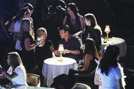 Castle – Aus Ermittlungszwecken besucht Richard Castle (Nathan Fillion, M.) zusammen mit Kate Beckett (Stana Katic, 2.v.r.) einen Stripclub für Frauen. Schon bald wird der erfolgreiche Krimibuchautor von den Damen umringt.