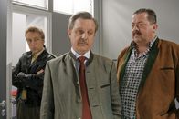Die Rosenheim-Cops – Können die Cops Korbinian Hofer und Michi Mohr den Aussagen von Immobilienmakler Josef Hartinger Glauben schenken? (v.li.: Max Müller, Werner Rom, Joseph Hannesschläger).