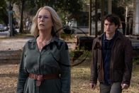 Halloween Ends – hintern: Corey (Rohan Campbell) . vorne: Laurie Strode (Jamie Lee Curtis)
