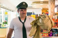 Hubert ohne Staller – Martin Riedl (Paul Sedlmeir) braucht dringend Hilfe mit seiner Uniform.