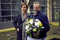 In aller Freundschaft – Susanne Scholz (Dorothea Arnold) besucht ihren Kollegen Jörg Frost (Felix Vörtler). Die beiden arbeiten seit vielen Jahren zusammen. Susanne gehört zu den wenigen, die Jörgs Schmerzen glauben, obwohl seit Jahren kein Arzt irgendeine Ursache dafür finden kann.