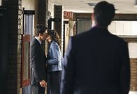 Castle – Die Genugtuung, dass er recht hatte, hilft Castle (Nathan Fillion, r.) nicht über die Erkenntnis hinweg, dass Beckett (Stana Katic, M.) und Demming (Michael Trucco, l.) eine Beziehung haben ...