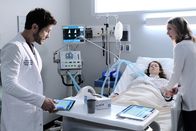 Atlanta Medical – (v.l.n.r.) Dr. Conrad Hawkins (Matt Czuchry); Mary Lawson (Molly Kunz); Nicolette Nevin (Emily VanCamp)