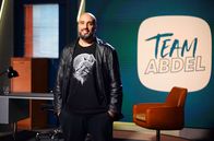 Team Abdel – Ab 15. November startet die gesellschaftspolitische Comedyshow „Team Abdel“, die die Zuschauer:innen herausfordert, einen Perspektivwechsel auf die eigene Gesellschaft vorzunehmen. In „Team Abdel“ schaut Comedian Abdelkarim aus unterschiedlichen Perspektiven auf das Land, in dem er geboren wurde und wirft einen satirischen Blick auf aktuelle Themen. Unterstützt wird er dabei von seinem Team aus Comediennes und Comedians, die – wie er selbst – alle wegen ihrer internationalen Biographien das Leben in Deutschland aus einem anderen Blickwinkel betrachten.