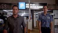 Hawaii Five-0 – Neil (Joe Egender, r.) ist Autist und Parkplatzwächter. Sein Leben läuft in geregelten Abläufen, bis er eines Morgens seinen besten Freund erschossen Zuhause vorfindet. Um den Fall zu lösen, ist Steve (Alex O'Loughlin, l.) auf dessen Hilfe bei den Ermittlungen angewiesen. Keine leichte Aufgabe ...