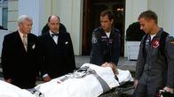 Die Rettungsflieger – Kleinlaut müssen Dietrich (Ivan Desny, 2.v.l.) und Herrmann (Heinz Dieter Knaup, l.) zusehen, wie Greta Paulsen (Gisela Uhlen, 2.v.r.) von den Rettungsfliegern Alexander (Matthias Leja, M.) und Torsten (Tom Wlaschiha, r.) abtransportiert wird. Sie erlitt einen Kreislaufkollaps, weil die Herren beim Tanztee zu heftig um ihre Gunst buhlten. Jetzt geloben die beiden Streithähne Besserung.