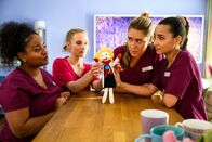 Bettys Diagnose – Von links: Zoe Breitner (Catherine Chikosi), Mia Kunze (Antonia Döring), Elisabeth Hertz (Henrike Hahn), Ava Edemir (Rona Özkan).