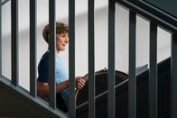 Schloss Einstein – Mikka (Jona Kirchner) hat geerbt und muss nun mehrere Drumsets durchs Internat schleppen.