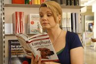 Danni Lowinski – Kämpft mit allen Mitteln für ihre Mandanten: die ungewöhnlichste Rechtsanwältin von Köln Danni Lowinski (Annette Frier) ...