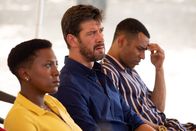 Death in Paradise – Beim Verhör von Josh Hunter (Lloyd Everitt, r.), seinem Vater Brian Hunter (Adrian Bower, M.) und Inez Farah (Jade Anouka, l.) wird die Wahrheit aufgedeckt.