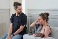 Puls – Puls Unterschätztes Wochenbett – Bange Wochen nach der Geburt Die frischgebackenen Eltern Anna und Guillem mit Söhnchen Tomeu Copyright: SRF