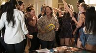 How to Party with Mom – Keine Angst vor Aufnahmeritualen: Melissa McCarthy (mit Schläger) als Deanna (M.)