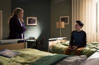 In aller Freundschaft – Schwester Miriam (Christina Petersen) hat herausgefunden, dass ihr Pflegesohn Cosmo (Max Bär) die Schule geschwänzt hat.