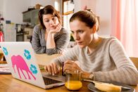 Bettys Diagnose – Betty (Bettina Lamprecht, r.) sucht im Internet nach einer neuen Wohnung, nachdem Lizzy ihr nahegelegt hat auszuziehen. Talula (Carolin Walter, l.) hat noch nicht begriffen, dass die Dreier-WG vor dem Aus steht.