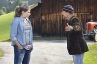 Der Bergdoktor – Lena Strickler (Sarah Zaharanski, l.) trifft auf Tobias Berger (Andreas Guenther, r.).
