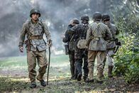 Hitlers letzter Widerstand – HISTORISCHE NACHSTELLUNG – Oberstleutnant Matt Urban (Jordan Wendzina) geht mit einem Stock zurück in Richtung Front. (Bildnachweis: HLS6 Productions Ltd./Sean F. White)