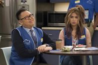 Superstore – Mateo (Nico Santos, l.); Cheyenne (Nichole Bloom, r.)