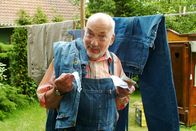 Löwenzahn Classics – Nun hat Peter (Peter Lustig) doch glatt einen Geldschein, seinen Ausweis und andere Papiere beim Waschen in der Latzhose vergessen. Wie gut, dass Geldscheine aus wasserfestem Papier bestehen!