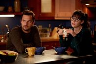 New Girl – Während sich Jess (Zooey Deschanel, r.) mit Ceces Hochzeitskleid herumärgert, ist Nick (Jake Johnson, l.) am Verzweifeln, als Reagan nicht auf seine Einladung zu Cece und Schmidts Hochzeit reagiert ...