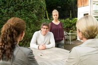 SOKO Stuttgart – Martina Seiffert (Astrid M. Fünderich, r.) und ihre Kollegin Selma Kirsch (Yve Burbach, l.), befragen das Ehepaar Max (Stephan Szász, 2.v.l.) und Doris Schmidt (Caroline Redl, 2.v.r.).