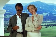 Hart aber herzlich - Operation Jennifer – Um an das Geld des wohlhabenden Klinikchefs Peter Donner zu gelangen, planen Elsa Hellerstadt (Katja Riemann, r.) und Karl von Ostenberg (George Hamilton, l.) eine hinterlistige Intrige ...