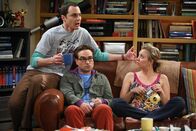 The Big Bang Theory – (v.li.) Jim Parsons (Sheldon), Johnny Galecki (Leonard), Kaley Cuoco (Penny).