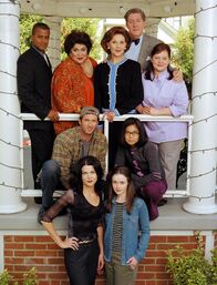 Gilmore Girls – (6. Staffel) - Ganz Stars Hollow (Im Uhrzeigersinn: Yanic Truesdale, Liz Torres, Kelly Bishop, Edward Herrmann, Melissa McCarthy, Keiko Agena, Scott Patterson) nimmt Anteil am Leben von der alleinerziehenden Mutter Lorelai (Lauren Graham, vorne l.) und ihrer Tochter Rory (Alexis Bledel, vorne r.) ...