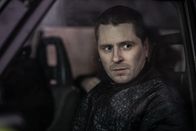 Operation Omerta – Vasa (Sverrir Gudnason) gelingt es, Max bei einer wilden Auto-Verfolgungsjagd durch Helsinki zu täuschen.