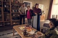 Blockbustaz – Frau Bulut (Tina Ruland, 2.v.r.) ist empört, weil Madita (Martina Eitner-Acheampong, 2.v.l..) Deniz (Levin Alin, r.) von ihrer Religion überzeugen will.