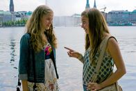 Emm@s Ch@troom – Emma (Sophie Karbjinski, li.) und Ally (Marny Kennedy, re.) hecken einen Plan aus, wie sie Jackie am besten helfen können.