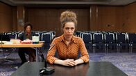 Browser Ballett – Tina Sonntag (Christina Schlag, r.) wollte sich eigentlich nur oben ohne sonnen und findet sich plötzlich als Teil eines skurrilen Gerichtsdramas auf der Anklagebank wieder. Zumindest hat sie ihre Anwältin Dr. Alice Mensah (Dennenesch Zoudé, l.) auf ihrer Seite.