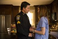 Boston – L-R: Section Chief Mateo Cruz (Esai Morales) und Jennifer Jareau (A.J. Cook)