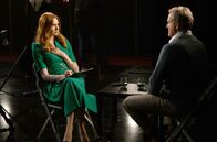 Douglas Is Cancelled – Im Probe-Interview konfrontiert Madeline (Karen Gillan) Douglas (Hugh Bonneville) mit einer Behauptung, die ihn komplett aus der Fassung bringt.