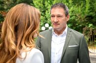 Sturm der Liebe – Christoph (Dieter Bach, r.) erklärt Alexandra (Daniela Kiefer, l.) ganz klar, dass er nicht aufgeben wird.