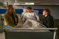 Der Bergdoktor – Dr. Martin Gruber (Hans Sigl, l.) setzt alles daran, den Brüdern Vinzent (Tom Böttcher, M.) und Lennart Neumüller (Jonas Kaufmann, r.) zu helfen.