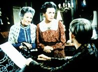 Die Waltons – Auch bei den Baldwin-Schwestern Mamie (Helen Kleeb, M.) und Emily (Mary Jackson, l.) findet Jason (Jon Walmsley, r.) nicht die Ruhe, die er zum Komponieren braucht.