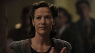 Die Rebellin – Lena (Alexandra Neldel) verfolgt den ersten Auftritt ihrer Schwester Betty.