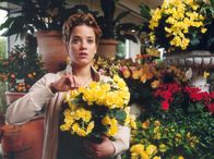 Mit fünfzig küssen Männer anders – Die Blumenverkäuferin Sofie (Muriel Baumeister) ist bestürzt darüber, dass ihr Freund sie betrogen hat.
