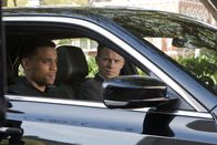 Common Law – Um Dr. Ryan als Therapeutin zurückzubekommen, erzählen sie ihr, warum sie in der Therapie gelandet sind: Travis (Michael Ealy, l.) und Wes (Warren Kole, r.) ...