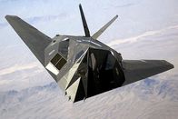 Luftkrieg – Die "F-117 Nighthawk" war das erste Kampfflugzeug mit Tarnkappentechnik. Für das gegnerische Radar kaum sichtbar kam sie 1991 im Golfkrieg zum Einsatz.