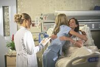 Scrubs - Die Anfänger – Lucy (Kerry Bishe, M.) muss sich einen neuen Mentor suchen. Ihre Wahl fällt auf Denise (Eliza Coupe, l.), die zunächst ablehnt, es Lucy dann aber doch erlaubt, ihr bei der Arbeit über die Schulter zu sehen. Schließlich kann sie ihr die unangenehmen Aufgaben abnehmen ...