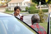 The Middle – Matt (Moises Arias, l.) wendet sich an Mike (Neil Flynn, r.), weil er dringend mit Sue über deren Liebeserklärung reden will. Mike hat jedoch keine Zeit für ihn, muss er doch alle Spuren beseitigen, die beweisen, dass die Hecks unerlaubt mit dem Auto der Nachbarn gefahren sind ...