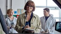 Mordsschwestern - Verbrechen ist Familiensache – Feli (Caroline Hanke, l.) und Dusi (Claudiu Mark Draghici, r.) passt es gar nicht, dass sich Dr. Brockhaus (Veronica Ferres, M.) jetzt auch noch in die KTU-Arbeit einmischt.