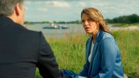 Rote Rosen – Richard (Florian Odendahl) entscheidet in letzter Sekunde, Lou (Eva-Maria Grein von Friedl r.) nicht vor den Investoren bloßzustellen.