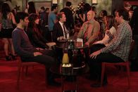How I Met Your Mother – Nachdem Barney (Neil Patrick Harris, 3.v.l.) seinen Vater (John Lithgow, 3.v.r.) endlich kennengelernt hat, ist er enttäuscht, dass dieser ein richtiges Vorort-Spießerleben führt. Trotzdem lädt er ihn ein, mit ihm und Ted (Josh Radnor, l.), Marshall (Jason Segel, r.), Lily (Alyson Hannigan, 2.v.r.) und Robin (Cobie Smulders, 2.v.l.), einen draufzumachen ...