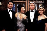 Die Nanny – Fran (Fran Drescher, 2.v.li.) ist völlig aus dem Häuschen: Maxwell (Charles Shaughnessy, li.) und sie treffen im Urlaub auf Präsident Clinton (Tim Watters) und seine Frau.